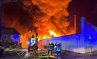 Bei einem der verheerendsten Großbrände der vergangenen Jahre in der Region sind in der Nacht zum 12. Februar in Rheda nahe der Eisenbahnlinie mehrere Industriehallen abgebrannt. - Thorsten Heß