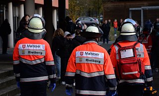 Zahlreiche Helfer kamen auch aus den Nachbarorten zum Gymnasium, weil die Situation anfangs unklar war. - Andreas Eickhoff
