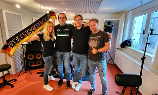 Maybrit Finke (v.l.) und Markus Himstedt haben gemeinsam mit Produzent Tobias Dörpmund und Sänger Nico Scholze einen eigenen EM-Song aufgenommen. - Melanie Dörpmund