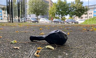 Der Rausch aus dem schwarzen Ballon: Im Bereich rund um das Gütersloher Rathaus werden immer wieder Jugendliche beim Konsum von Lachgas aus schwarzen Luftballons beobachtet. - Christian Bröder