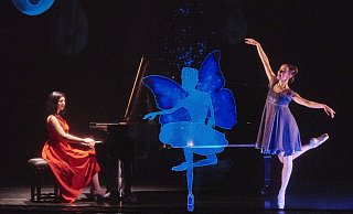 Pianistin Alexandra Dariescu entwickelte „Der Nussknacker und ich“, ein Stück, bei dem Musik, digitale Animation und eine Multimedia-Performance mit Tanz nach dem berühmten Ballett zusammenkommen. Die Tänzerin tanzt dabei mit animierten Partnern. Foto: Norrington - Nigel Norrington