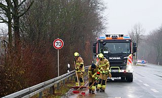 Auf der B68 in Paderborn und der K27 in Altenbeken kontrollierten Feuerwehrleute die verunreinigte Fahrbahn, sicherten Einläufe ab und streuten auch teilweise mehrere hundert Meter lange Straßenabschnitte ab. - Ralph Meyer