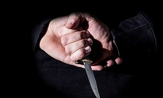 Plötzlich spürt der Mann ein Messer am Rücken. - Symbolfoto: picture alliance / Fotostand