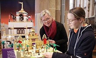 Gemeindereferentin Christina Bolte (l.) und Küsterin Mareike Freitag setzen Stein auf Stein. - Dieter Scholz