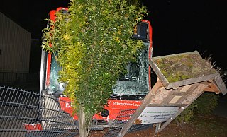 Die gefährliche Spritztour endete am Zaun eines Firmengeländes. - Polizei Herford
