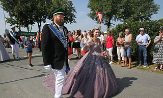 Das Upsprunger Kreiskönigspaar Niklas und Janine Fecke stand im Mittelpunkt der Parade am Sonntagnachmittag. - Johannes Büttner