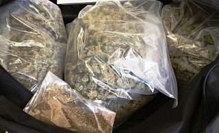 Das Marihuana war in Dutzenden kleinen Tüten in den Taschen des Dealers verteilt. - Polizei