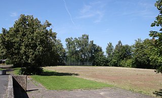 Der Ascheplatz neben der früheren Hauptschule könnte zum neuen Standort für die Sporthalle werden. Die Elverdisserinnen und Elverdisser wären mehrheitlich dafür. - Susanne Blersch