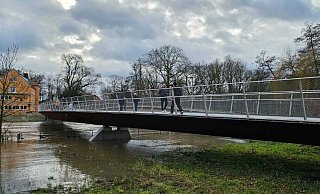 Die Werre kommt den Fußgängern auf der neuen Sielbrücke sehr nah. - Volker Müller-Ulrich