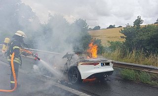 Während der Löscharbeiten war die A 2 gesperrt. - Feuerwehr Vlotho