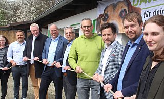 Der Holzmindener Tierheim-Vereinsvorsitzende Jens-Uwe Müller mit Vertretern aus den beteiligten Kommunen. Auch die Stadt Höxter ist wieder mit an Bord. - Burkhard Battran