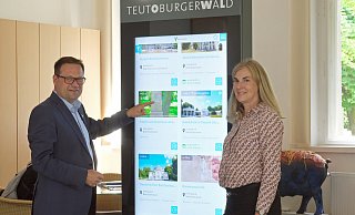 Touchsreen: Bürgermeister Lars Bökenkröger und Staatsbad-Geschäftsführerin Beate Krämer demonstrieren, wie einfach die interaktive Navigation durch die touristischen Angebote der Region jetzt schon ist. - Thorsten Gödecker