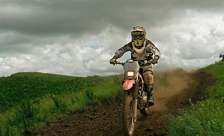 Besonders an Wochenenden komme es immer wieder vor, dass Gruppen von Motocrossern durch die Wälder in der Egge fahren, heißt es von der Polizei Paderborn und Regionalforstamt Hochstift. - Pixabay