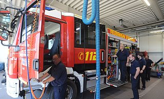 Im Feuerwehrhaus in Westrup prüften Mitglieder der Löschgruppe Wehdem-Westrup ein Löschfahrzeug. Das LF 10 war wegen des Wonderland-Festivals in Bereitschaft. - Joern Spreen-Ledebur