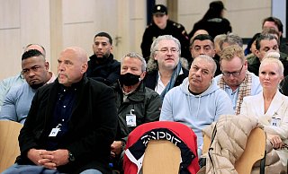Hanebuth (vorne) werden Mitgliedschaft in einer kriminellen Vereinigung, Geldwäsche, Drohungen und illegaler Waffenbesitz vorgeworfen. - AFP
