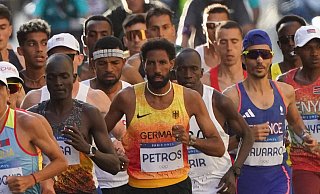 Amanal Petros musste den Marathon entkräftet vorzeitig beenden. - IMAGO/Chai v.d. Laage