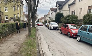 Einige Eltern halten mitten auf der Falkstraße, um ihre Kinder einsteigen zu lassen. - Corina Lass