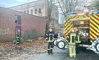 Einsatzkräfte der Feuerwehr säuberten die Stelle, an der die Chemikalie ausgelaufen war, mit Wasser. - Wolfgang Wotke