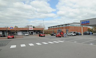 Der K&K-Markt (im Bild links) im Stadtzentrum in Pr. Oldendorf geriet erneut ins Visier von Einbrechern. - Joern Spreen-Ledebur (Archiv)