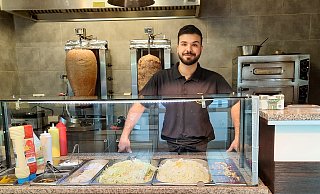Hier wird jeder Kunde mit einem freundlichen Lächeln begrüßt: Geschäftsinhaber Tamer Takbas hinter der Theke des City Döner. - Gabriele Freimuth