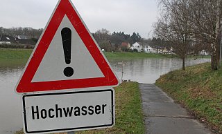 In der Flutmulde kann sich das Werrewasser ausbreiten, ohne Schaden anzurichten. Radfahrer können dann den Weg durch die Mulde nicht mehr nutzen. - Nicole Sielermann