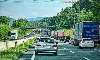 Es staut sich nach einem Unfall auf der Autobahn. - DPA Picture Alliance