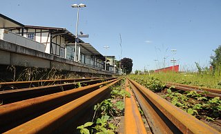 Nun war tatsächlich mal wieder ein Zug in Rahden. Der Güterzug lieferte neue Schienen, die im Sommer am Gleis 1 verlegt werden und die vorhandenen Schienen ersetzen. - Joern Spreen-Ledebur