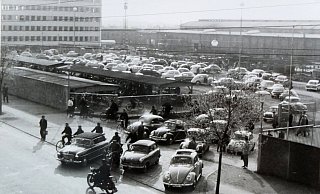 Das tägliche Chaos: Der Feierabendverkehr an der Weserhütte vermutlich Anfang der 1960er Jahre. Autos, Fußgänger, Fahrräder und Motorräder wollen gleichzeitig vom Werksparkplatz in alle Richtungen auf und über die Mindener Straße. - Sammlung Lothar Heine