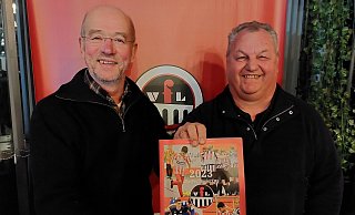 Schildesches Vorsitzender Oliver Stüwe (l.) und Thorsten Tiekötter vom Organisationsteam präsentieren das Heft zum VfL- Hallenturnier. - bentrup