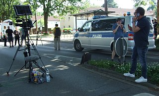 Medienvertreter aus ganz Deutschland haten sich mit ihren Teams auf der Rahdener Straße in Höhe dse Atrium-Gebäudes in Espelkamp versammelt, um das Tatgeschehen mit zu verfolgen. - Karsten Schulz