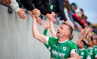 Jemand zum Anfassen: Der Kontakt zu den Zuschauern ist Daniel Flottmann sehr wichtig, auch dabei geht der Kapitän des SV Rödinghausen vorweg. - Joel Beinke