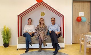 Die Elternbeiratsvorsitzende Laura Heidemeyer (v.l.), Kita-Leiterin Sandy Stürmer und ihr Stellvertreter Markus Heejans-Behrensmeier freuen sich über die neuen, modernen Räume. - Sven Hauhart