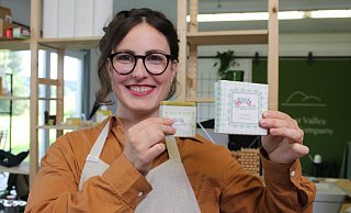 Seifenmacherin Lena-Lynn Naraschkéwitz mit dem Produkte aus ihrer Manufaktur. - LGS