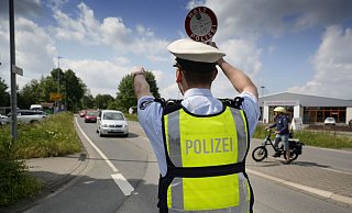 Polizeihauptkommissar Manuel Tiemann sucht die Fahrzeuge auf der Osnabrücker Straße aus und beweist ein gutes Gespür. - Gerald Dunkel