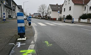 Die Polizei fahndet immer noch nach einem flüchtigen Autofahrer, der auf dem Zebrastreifen der Löhner Straße in Melbergen eine 25-jährige Fußgängerin angefahren und schwer verletzt hat. - Ulf Hanke