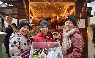 Olivia (v. l.), Emma und Nea verkaufen Weihnachtliches zugunsten der Grundschule Enger-Mitte. - Mareike Patock
