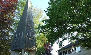 Das Thomas-Gemeindehaus mit seinem markanten Kirchturm gibt die Andreas-Gemeinde Lübbecke Ende 2026 auf. Das Gebäude ist Ende der 50-er Jahre des vorigen Jahrhunderts gebaut worden. - Karsten Schulz
