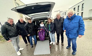 Elena Hayrapetyan (M.) kann mit ihrem Rollstuhl wieder mit Vater Hamlet (3. v. l.), den Brüdern David und Aram sowie Mutter Haykandukht Auto fahren. Für Hövelstein waren bei der Übergabe dabei (v. l.) Franz-Josef Kaimann, Michael Fortmeier, Hermann Josef Hüser und Reinhard Berenbrinker. - Jens Reddeker