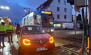 Der Renault kollidierte mit der Bahn der Linie 1. - NW