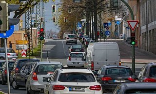 An der Herforder Straße brennt es. Es kommt zu Verkehrsbehinderungen. - Andreas Zobe (Archiv)