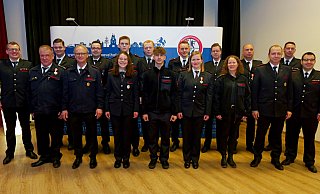Die frisch Beförderten und Geehrten der Feuerwehr Hövelhof zusammen mit Wehrführer Sebastian Lienen (l.) und den Stellvertretern Maximilian Rempe (2. v. r.) und Patrick Falkenrich (r.) . - Ralph Meyer