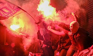 Solche Sturmhauben - wie hier beim Duell mit den VfL Osnabrück im Stadion getragen - sollen auch die gesuchten Täter getragen haben. - Foto: Andreas Zobe