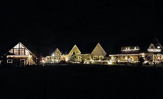 Jedes Haus ist an der Fritz-Helmut-Allee komplett beleuchtet, dazu zählen auch die Giebel und andere architektonische Besonderheiten des Hauses. - Michael Grundmeier (Archiv)