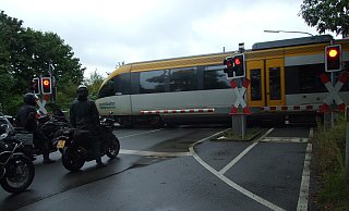 Die Eurobahn rauscht von Rahden kommend in Richtung Bielefeld durch den Ortskern von Gestringen. Vor geschlossener Schranke muss diese Motorrad-Clique warten. - Karsten Schulz