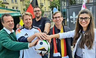 Gastronom Philipp von Schöning (v.l.), Sören Spönlein vom Stadtmarketing, Johannes Gievers von Pro Media, Bürgermeister Tobias Scherf und Selina Knipping von der Warburger Hanse. - Dieter Scholz