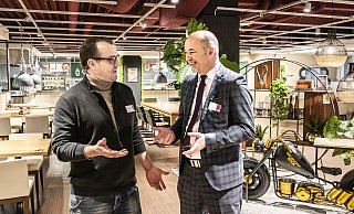 Restaurant-Leiter David Wittau (l.) und der stellvertretende Geschäftsführer Uwe Ahrens freuensich über die gelungene Sanierung des neuen Bistros. Hingucker ist die Motorrad-Bar (rechts hinten). - © Jörg Dieckmann - www. dieckmann-fotodesign.de