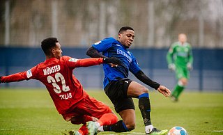 Frederic Ananou (r.), hier im Testspiel gegen Münster, ist wieder im Mannschaftstraining und will sich für seine ersten Einsätze anbieten. - BESIM MAZHIQI