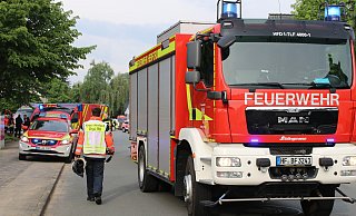 Bei einem Küchenbrand im ersten Obergeschoss eines Mehrfamilienhauses am Lübberlindenweg ist der Wohnungsinhaber verletzt worden. - Claus Frickemeier