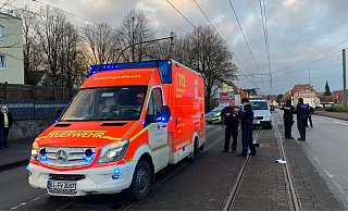 Die Frau kam nach der Kollision mit dem Mercedes Vito mit lebensgefährlichen Verletzungen ins Krankenhaus. - Stefan Becker