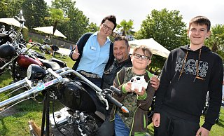 Nadine Janz (v.l.) vom Kinder- und Jugendhospiz Bethel dankt Michael Förster für die große Unterstützung. Die Brüder Felix und Lenny spenden den Inhalt ihres prallgefüllten Sparschweins. - Karin Prignitz